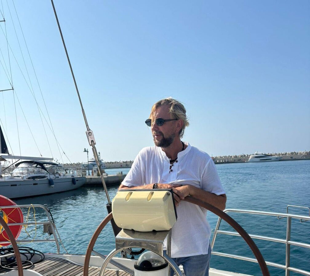 Дмитрий Соколов за штурвалом парусной яхты в марине Лимассола